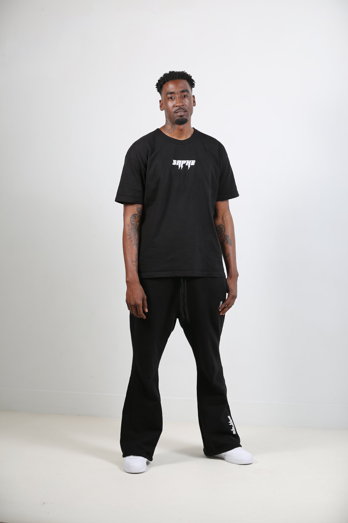 STATEMENT BLACK TEE