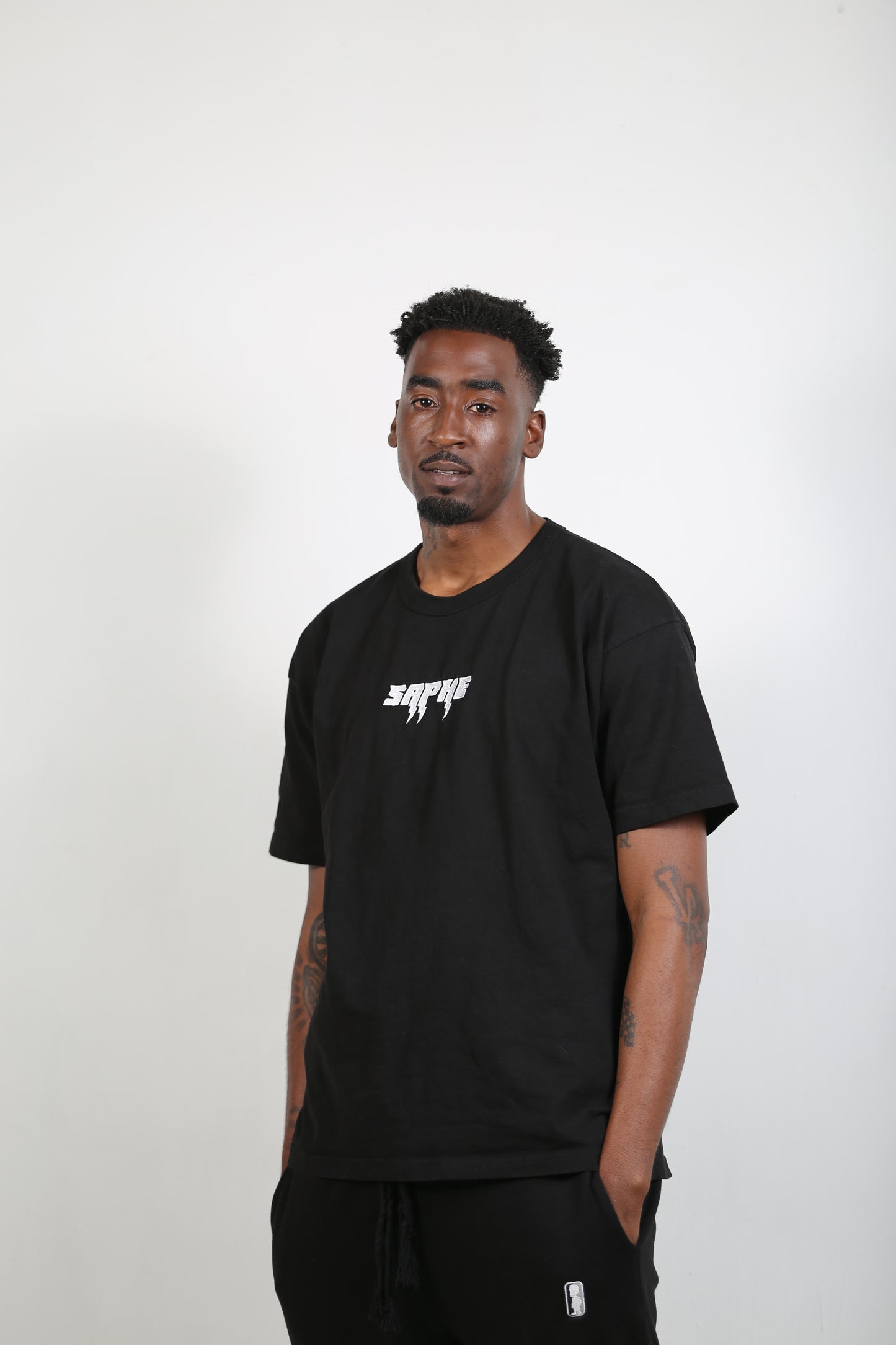 STATEMENT BLACK TEE