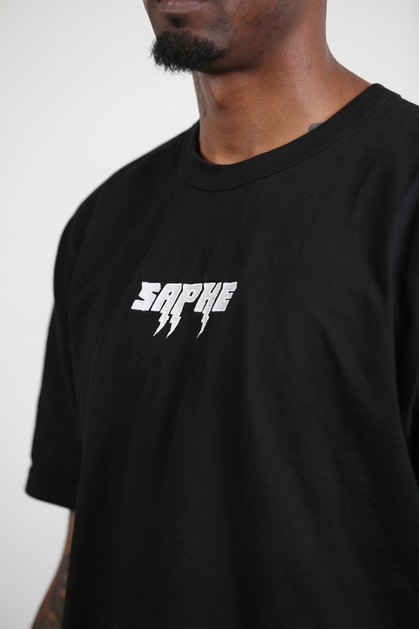STATEMENT BLACK TEE